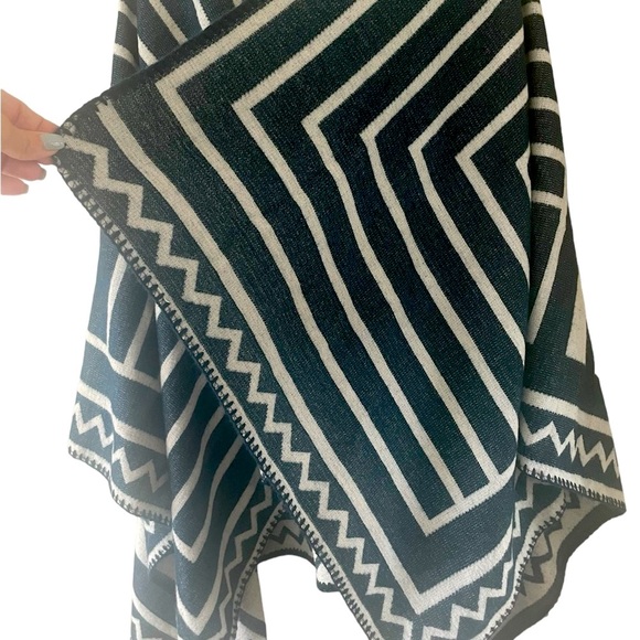 LOFT Knitted Cape - Picture 4 of 5